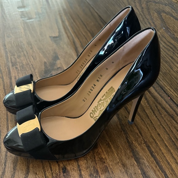 Salvatore patent leather vara bow pumps - Picture 3 of 9